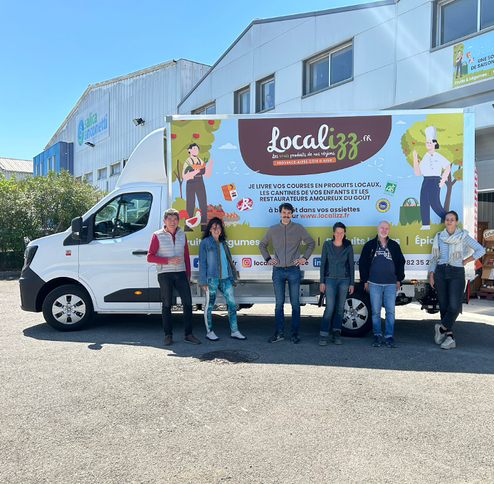 Équipe Localizz avec camion de livraison