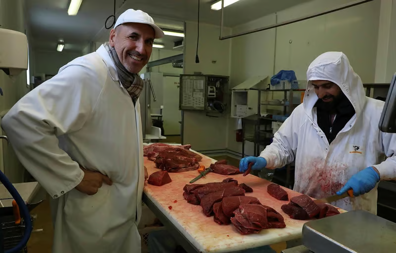 Filière AOP Taureau de Camargue avec Abattoirs de Tarascon, manades et transformation locale
